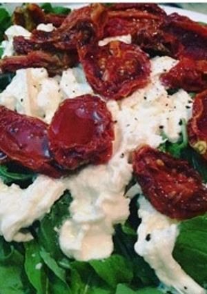 Una foto de Ensalada de Burrata, espinaca y tomates secos