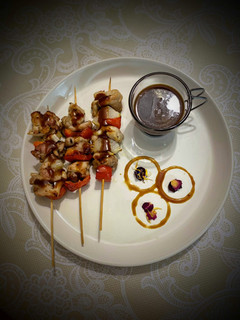 Una foto de Brochetas de pollo en salsa de café