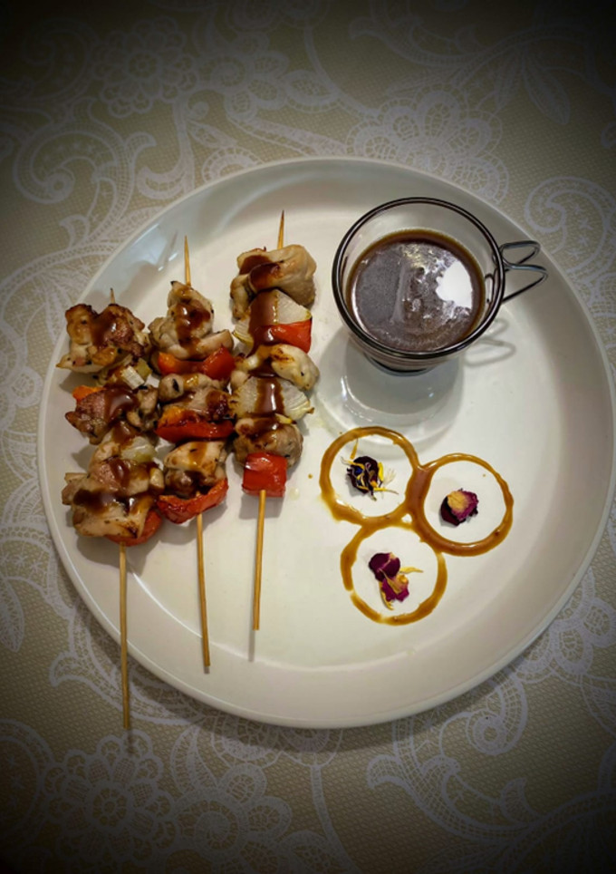 Una foto de Brochetas de pollo en salsa de café