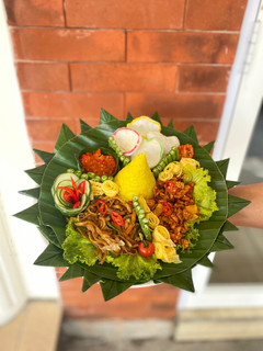 Foto resep Nasi kuning, telur rawis, mir goreng, kering tempe dan sambal tomat matang