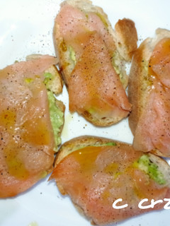 Foto principal de Tostada de aguacate y salmón