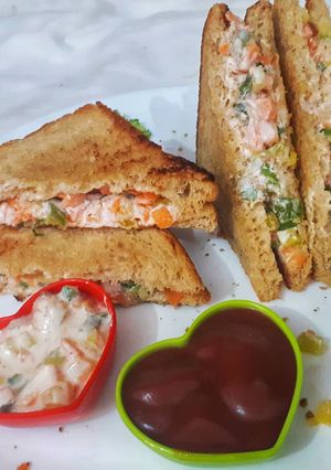 A picture of Mixed vegetable sandwich.