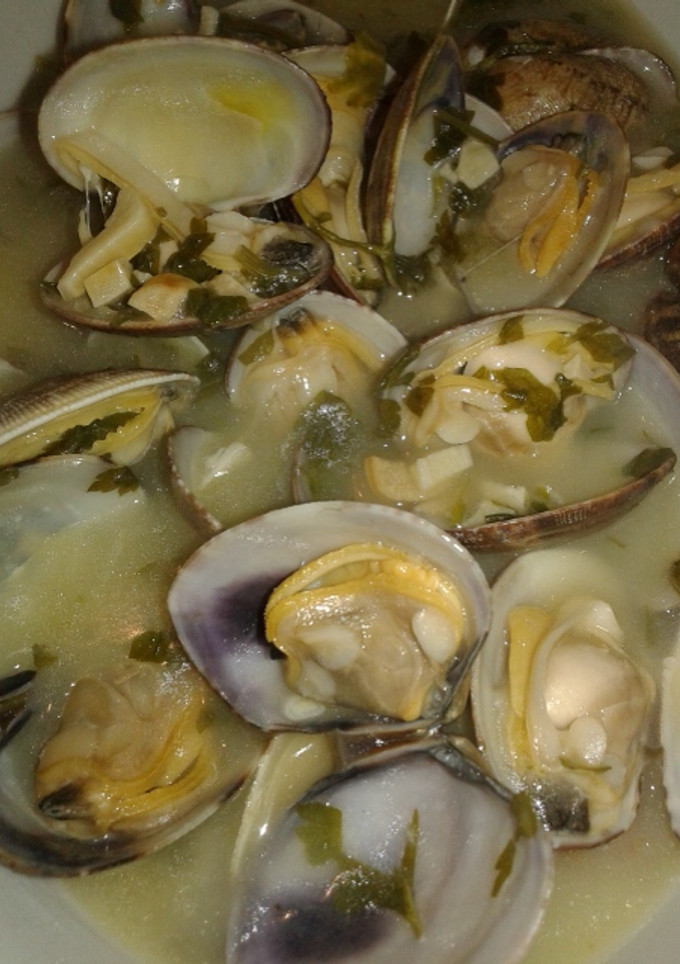 Una foto de Almejas en salsa verde