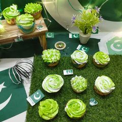 A picture of Cream Cup Cakes 🧁🧁.