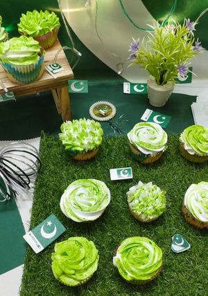 A picture of Cream Cup Cakes 🧁🧁.