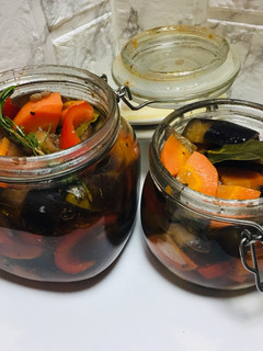 Una foto de Escabeche de Berenjenas 🍆🥕🥕
