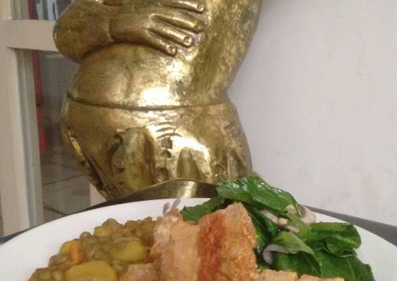 Guiso de lentejas a la española y ensalada tibia de espinaca