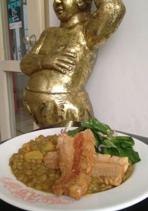 Una foto de Guiso de lentejas a la española y ensalada tibia de espinaca