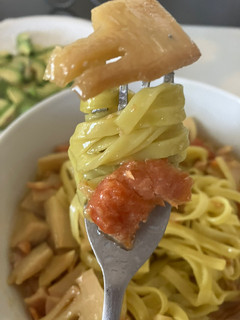 Una foto de Spaghetti de trigo y soja verde con bacalao, salmón y brote de bambú