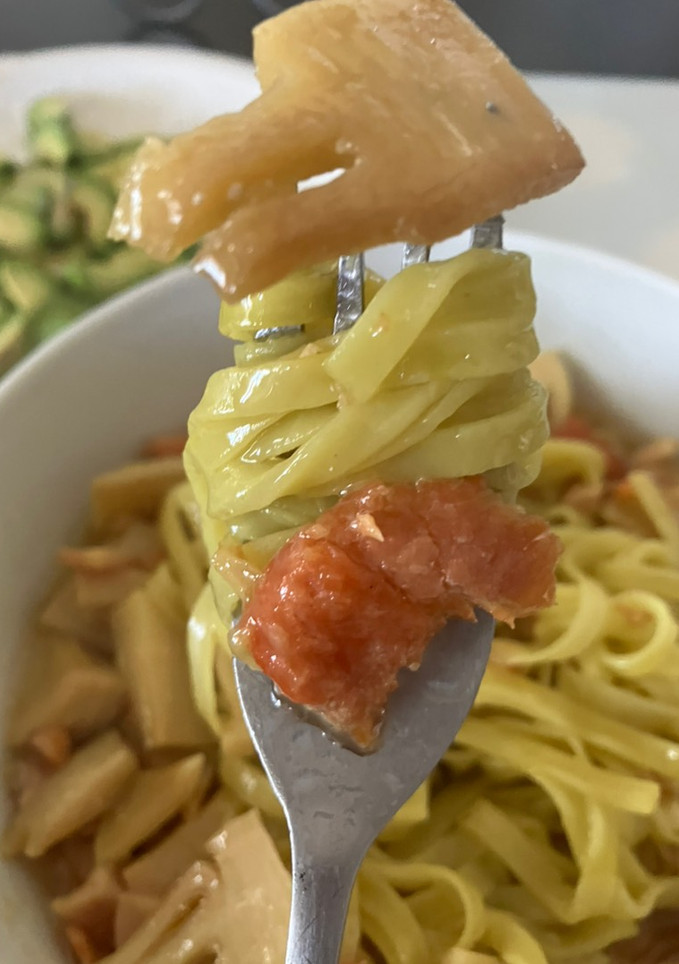Una foto de Spaghetti de trigo y soja verde con bacalao, salmón y brote de bambú