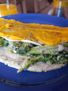 Una foto de Omelette relleno de brócoli