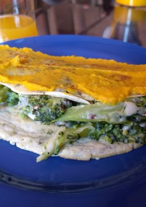 Una foto de Omelette relleno de brócoli