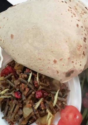 A picture of Lobia Aloo Phali with Chapati.