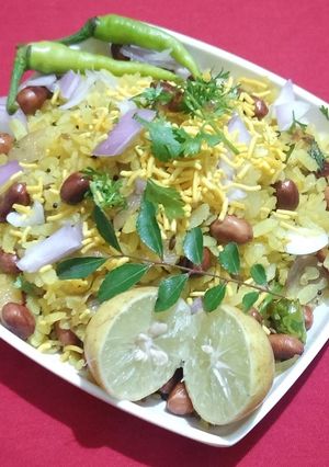 कांदा पोहा (kanda poha recipe in Hindi) रेसिपी मुख्य फोटो