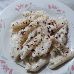 A picture of White sauce pasta.