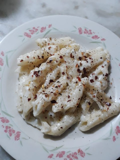 A picture of White sauce pasta.