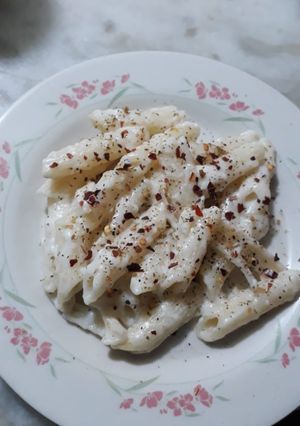 A picture of White sauce pasta.
