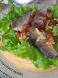 Ensalada de hummus y sardinas