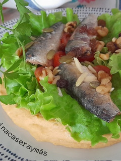 Una foto de Ensalada de hummus y sardinas