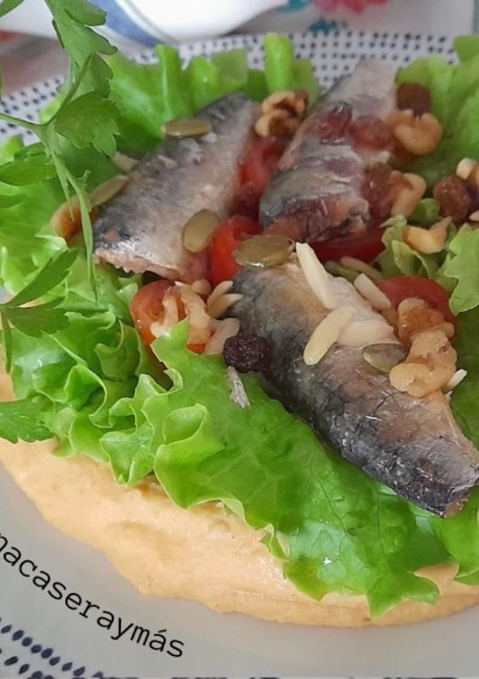 Una foto de Ensalada de hummus y sardinas