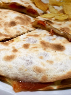 Una foto de Quesadillas ibéricas con tomates cherry