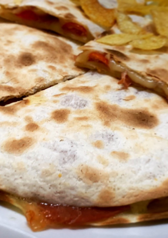 Una foto de Quesadillas ibéricas con tomates cherry