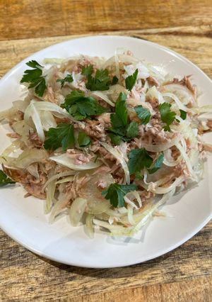 A picture of Simple onion salads with tuna🧅.