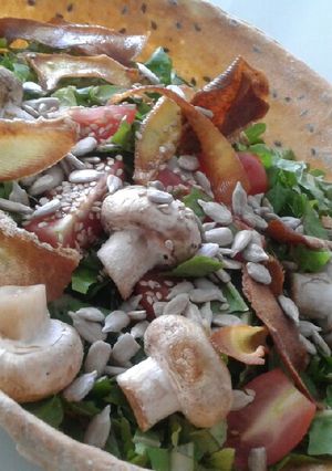 Una foto de Ensalada en plato comestible 😂