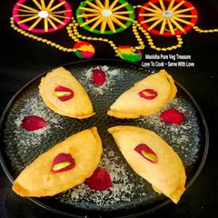 A picture of Gujiya / Ghughra / Karanji - Diwali Special Sweet.
