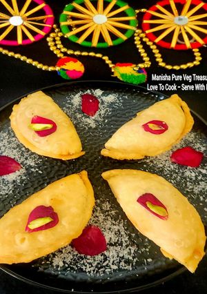 A picture of Gujiya / Ghughra / Karanji - Diwali Special Sweet.