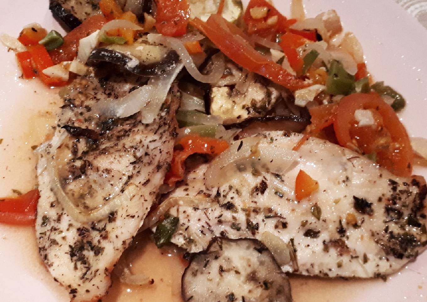 Pollo al horno con calabacín, berenjenas y otras verduras