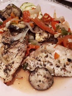 Una foto de Pollo al horno con calabacín, berenjenas y otras verduras