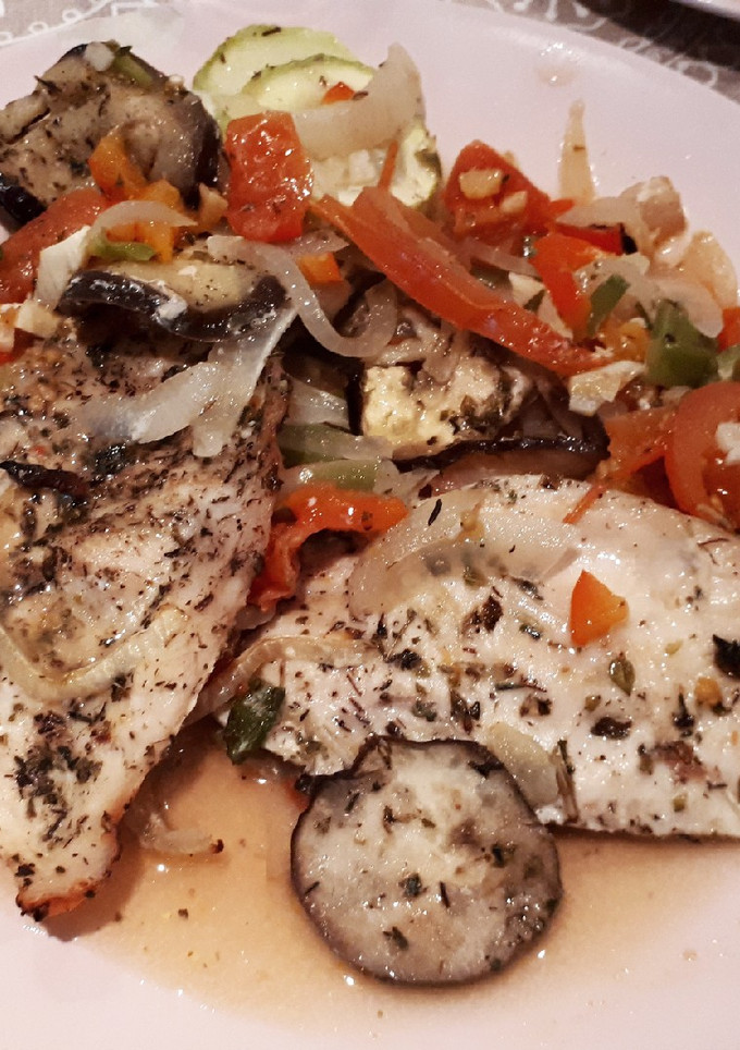 Una foto de Pollo al horno con calabacín, berenjenas y otras verduras
