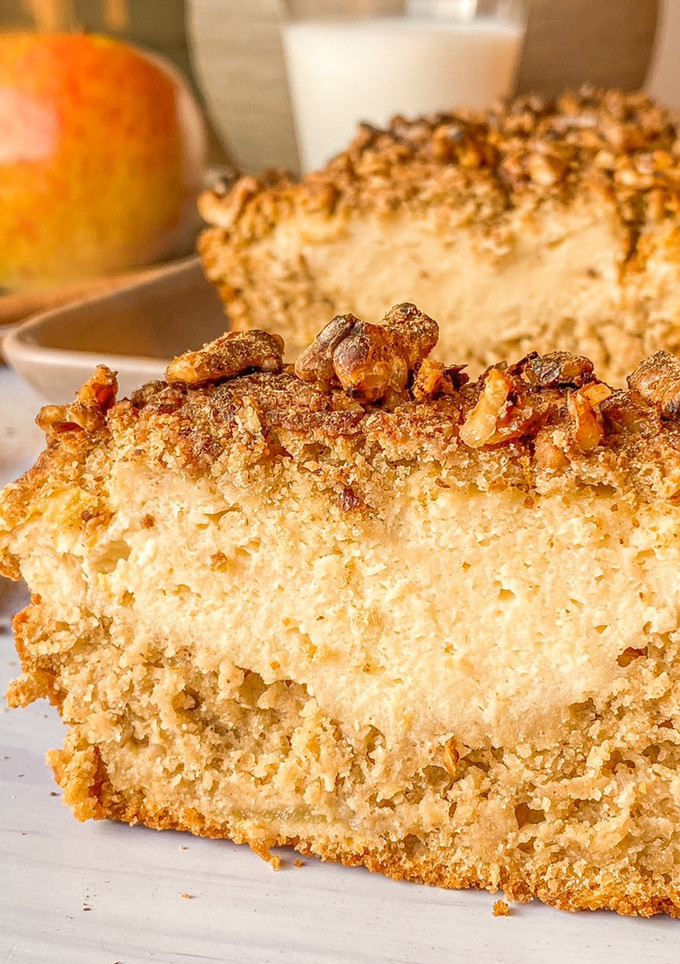 Una foto de Bizcocho de manzana con relleno de queso