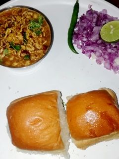 मिसल पाव (Misal pav recipe in Hindi) रेसिपी मुख्य फोटो