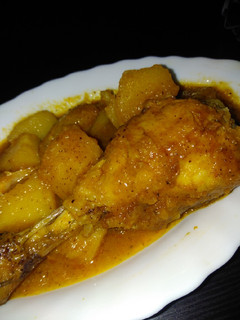 Una foto de Pollo en salsa con patatas