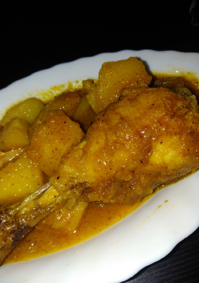 Una foto de Pollo en salsa con patatas
