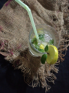 લેમન ફુદીના મોકટેલ (Lemon Mint Mocktail Recipe In Gujarati) રેસીપી મુખ્ય ફોટો