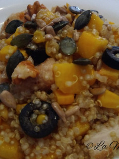 Una foto de Ensalada de quinoa con pavo y melocotón