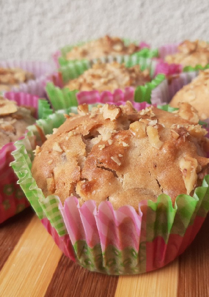 Una foto de Muffins de manzana y nuez