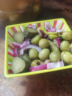 Una foto de Ensalada de encurtidos y cebolla roja