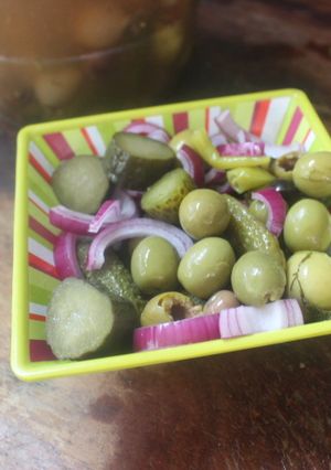 Una foto de Ensalada de encurtidos y cebolla roja
