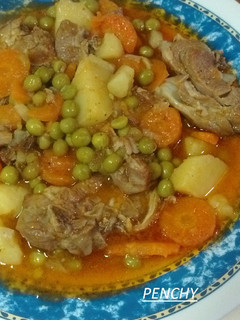 Una foto de Cuello de cordero con verduras en salsa
