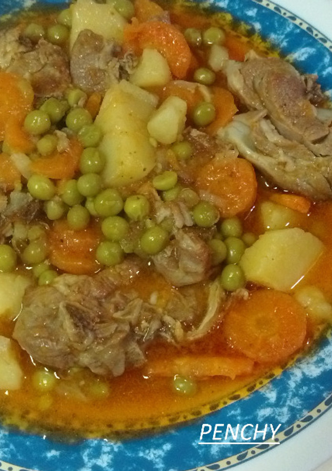 Una foto de Cuello de cordero con verduras en salsa
