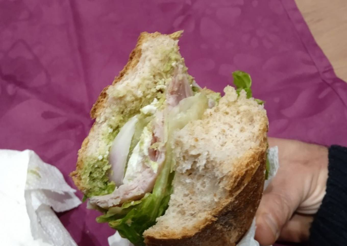 Bocata de aguacate con jamón York