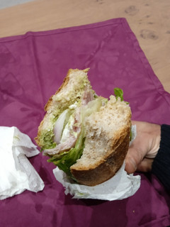 Una foto de Bocata de aguacate con jamón York