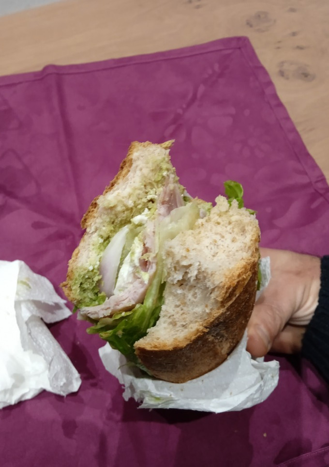 Una foto de Bocata de aguacate con jamón York