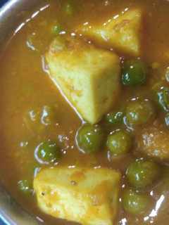 A picture of Matar Paneer.