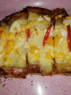 Una foto de Pizza de Avena y harina integral con muzzarella, huevos y ajíes
