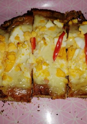 Una foto de Pizza de Avena y harina integral con muzzarella, huevos y ajíes